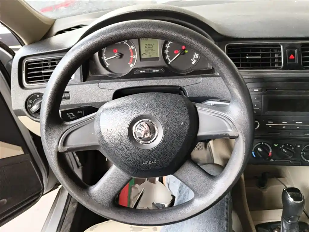 Škoda Rapid 2013 1.6L Automatic Smart Selection фото 11