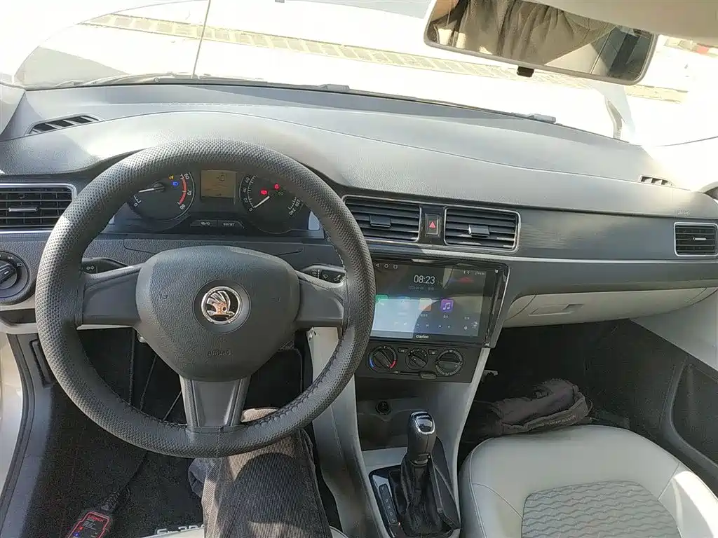 Škoda Rapid 2015 1.6L Automatic Smart Selection фото 10