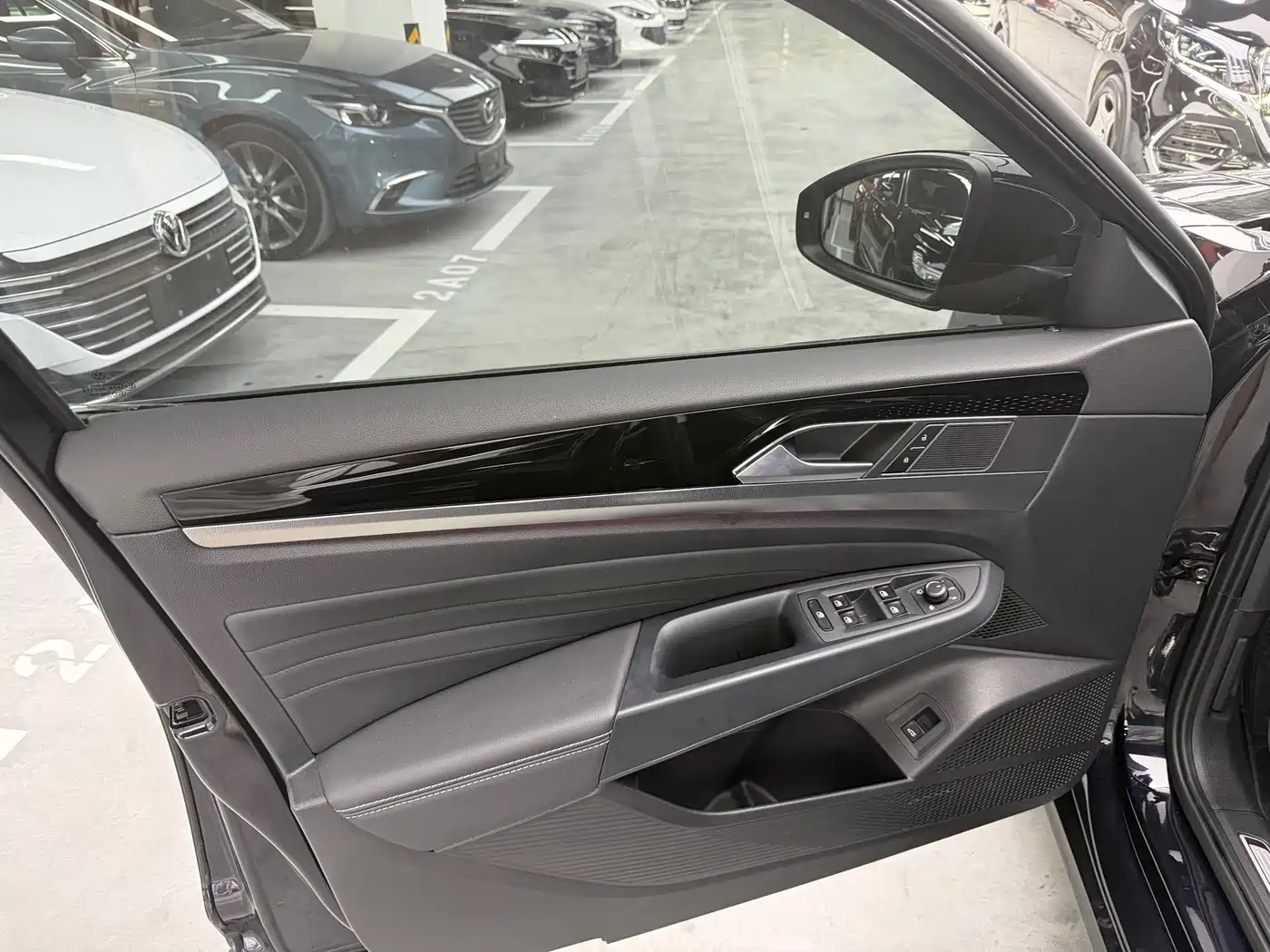 Volkswagen Passat 2023 330TSI Luxury Edition фото 12