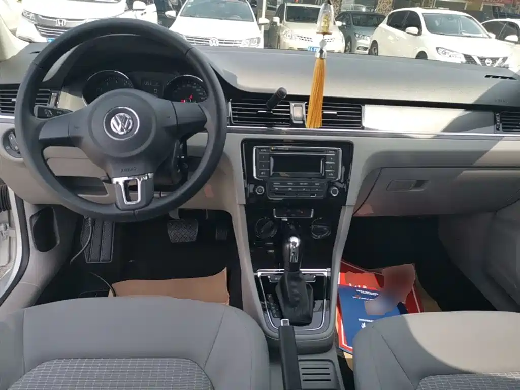 Volkswagen Bora 2014 1.6L Automatic Fashion Edition фото 10