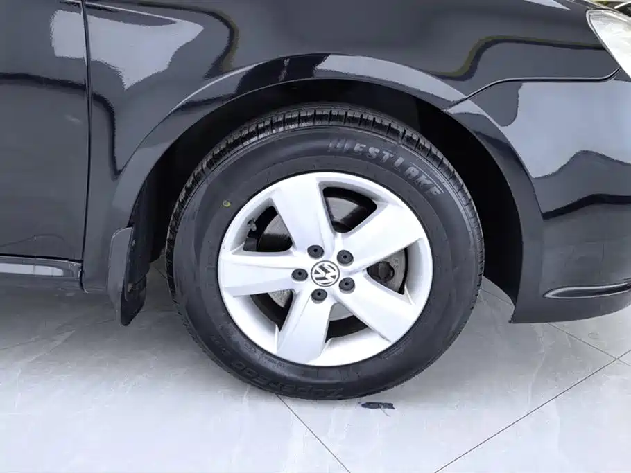 Volkswagen Lavida 2011 1.6L Manual Elegance Edition фото 6