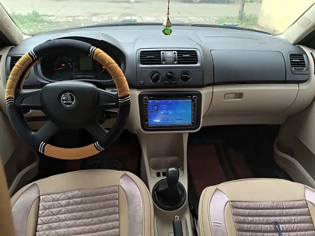 Škoda Fabia 2014 1.4L Manual Crystal Edition фото 10