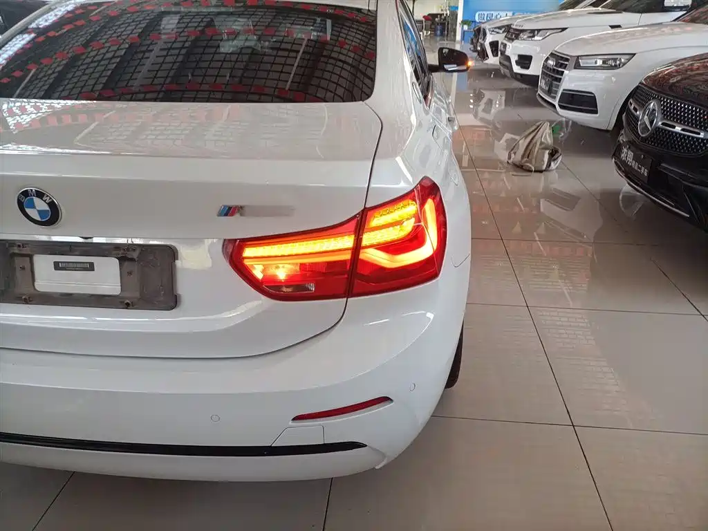 BMW 1 Series 2018 118i Sport Edition фото 8