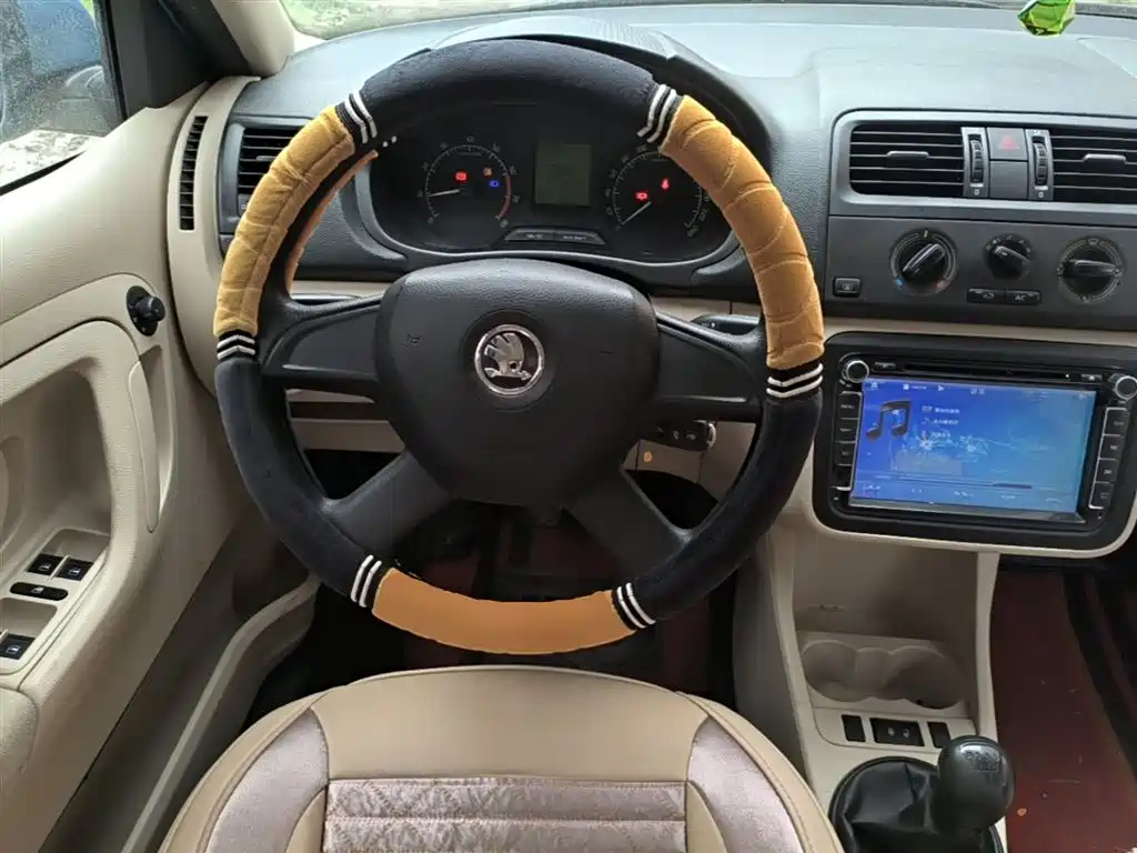 Škoda Fabia 2014 1.4L Manual Crystal Edition фото 11