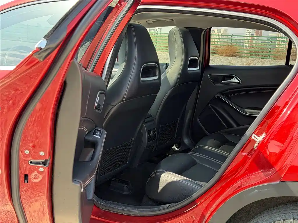 Mercedes-Benz GLA 2018 GLA 200 Dynamic фото 8