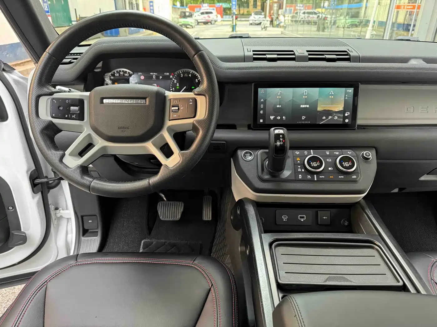 Land Rover Defender 2021 110 P400 SE фото 12