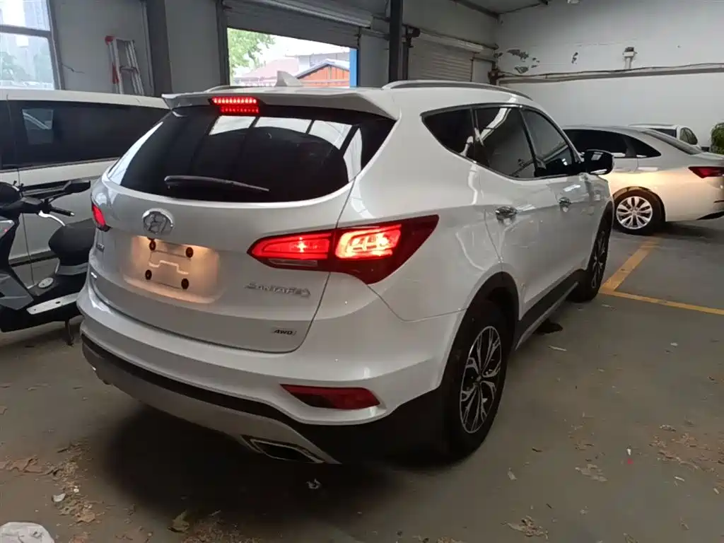 Hyundai Santa Fe 2017 2.0T Automatic 4WD Intelligent 7-Seater фото 7
