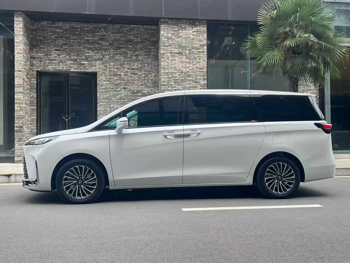 Buick GL8 New Energy 2025 Land Honor Premium Edition 7-Seater фото 4