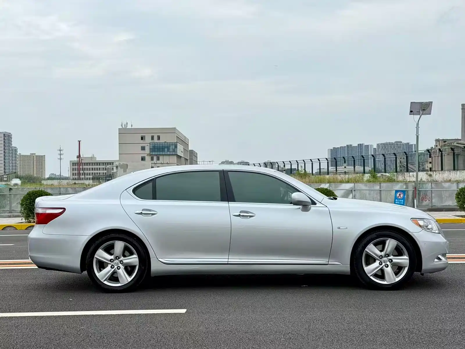 Фото 4 - Lexus LS