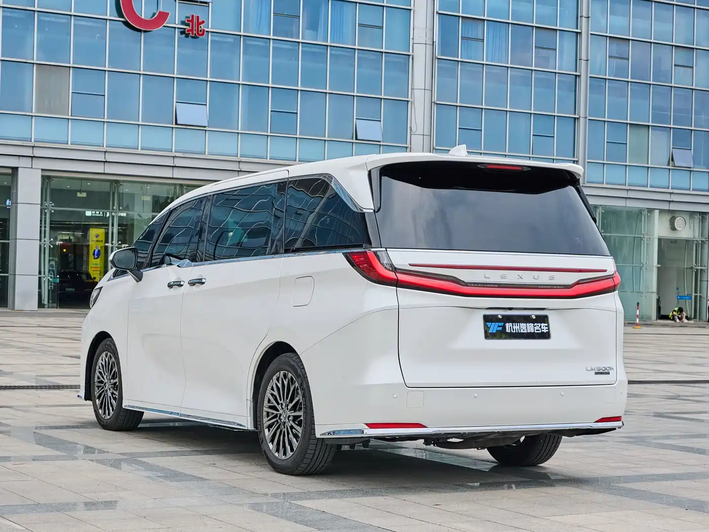 Lexus LM 2023 500h 6-Seater Prestige Edition фото 7