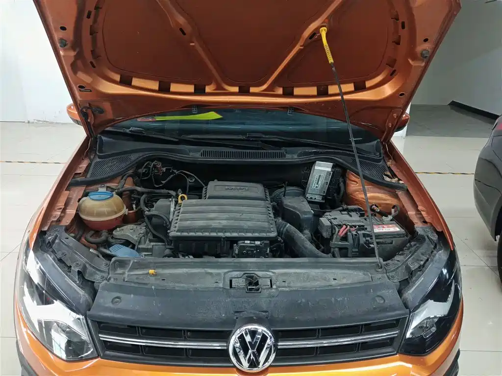Volkswagen Polo 2016 1.6L Cross Polo Automatic фото 10