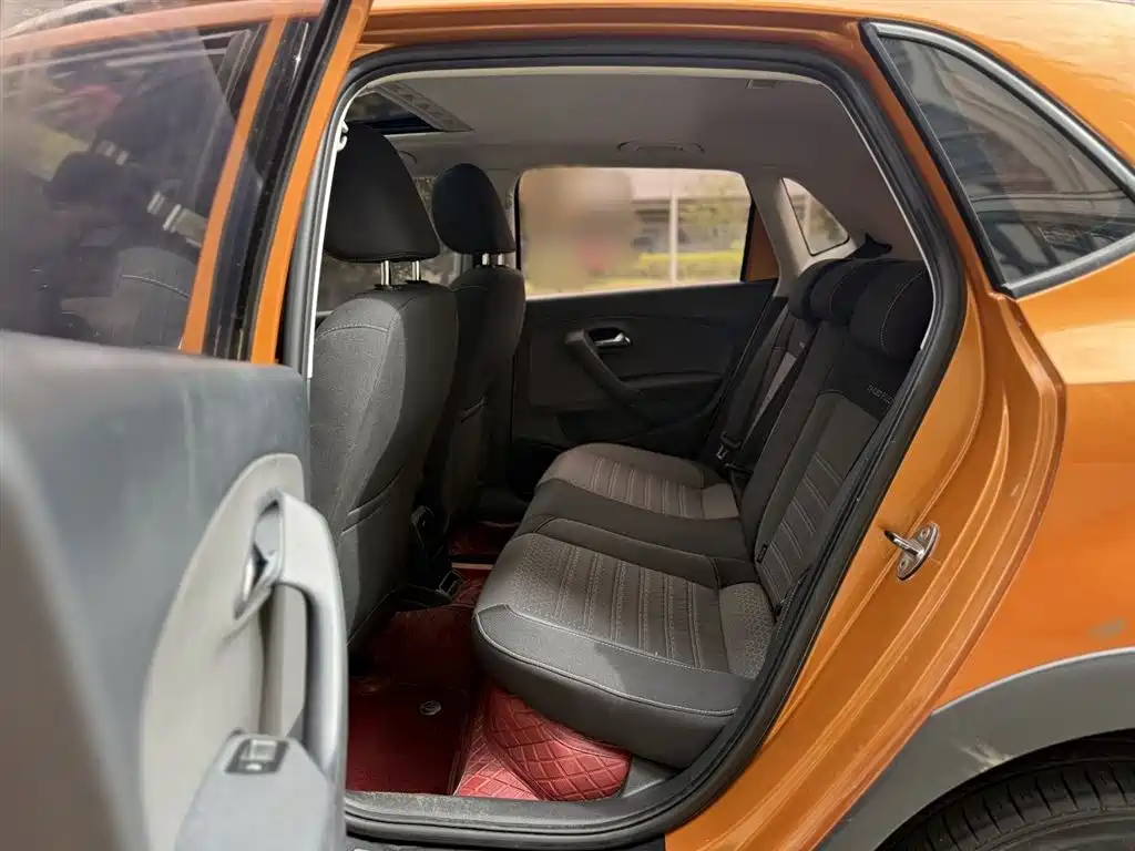 Volkswagen Polo 2016 1.6L Cross Polo Automatic фото 15