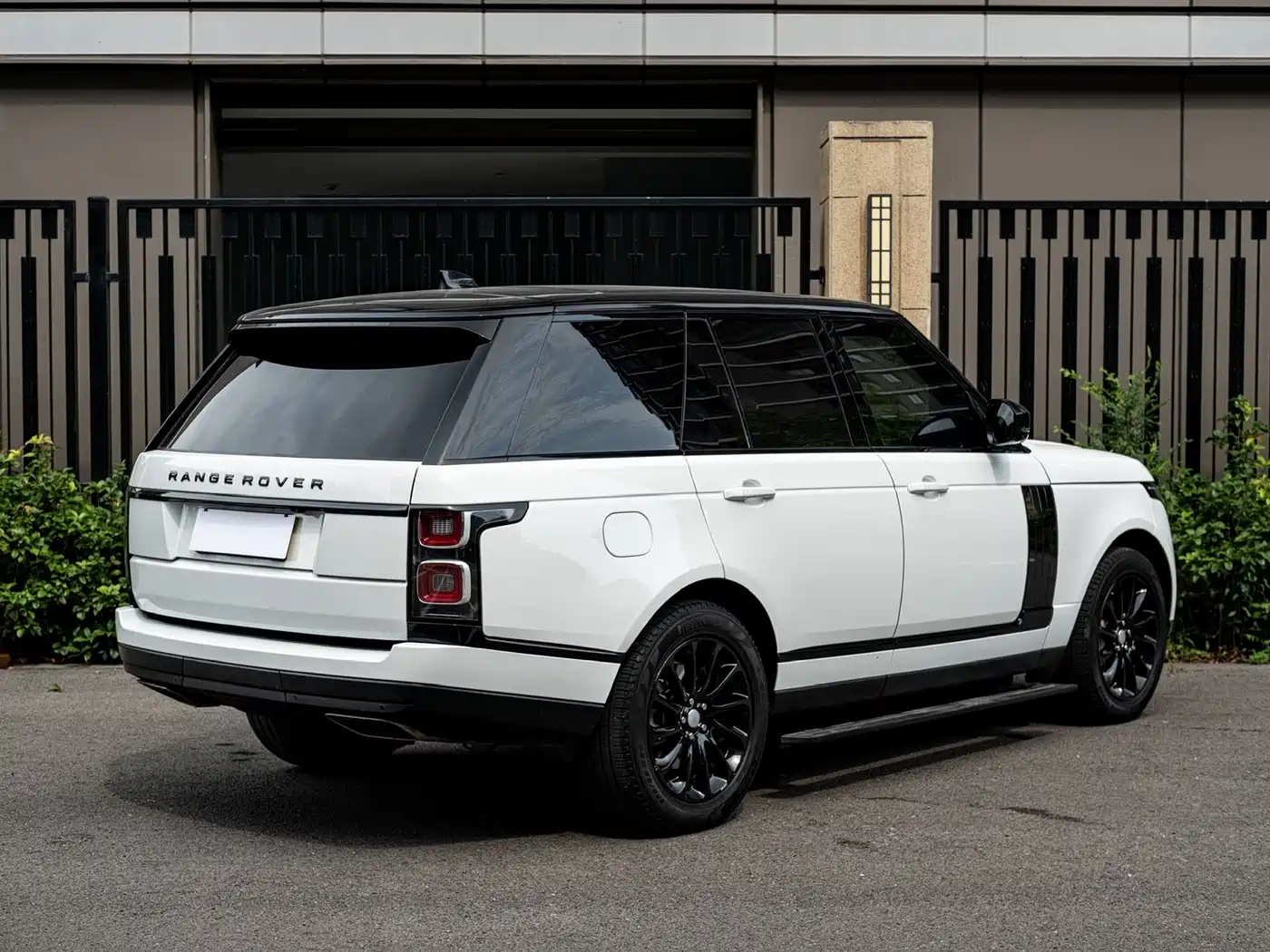 Land Rover Range Rover 2020 3.0 L6 Heritage Edition фото 4