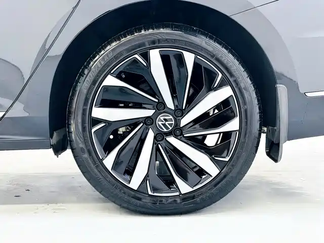 Volkswagen Passat 2022 330TSI Elite Edition фото 16
