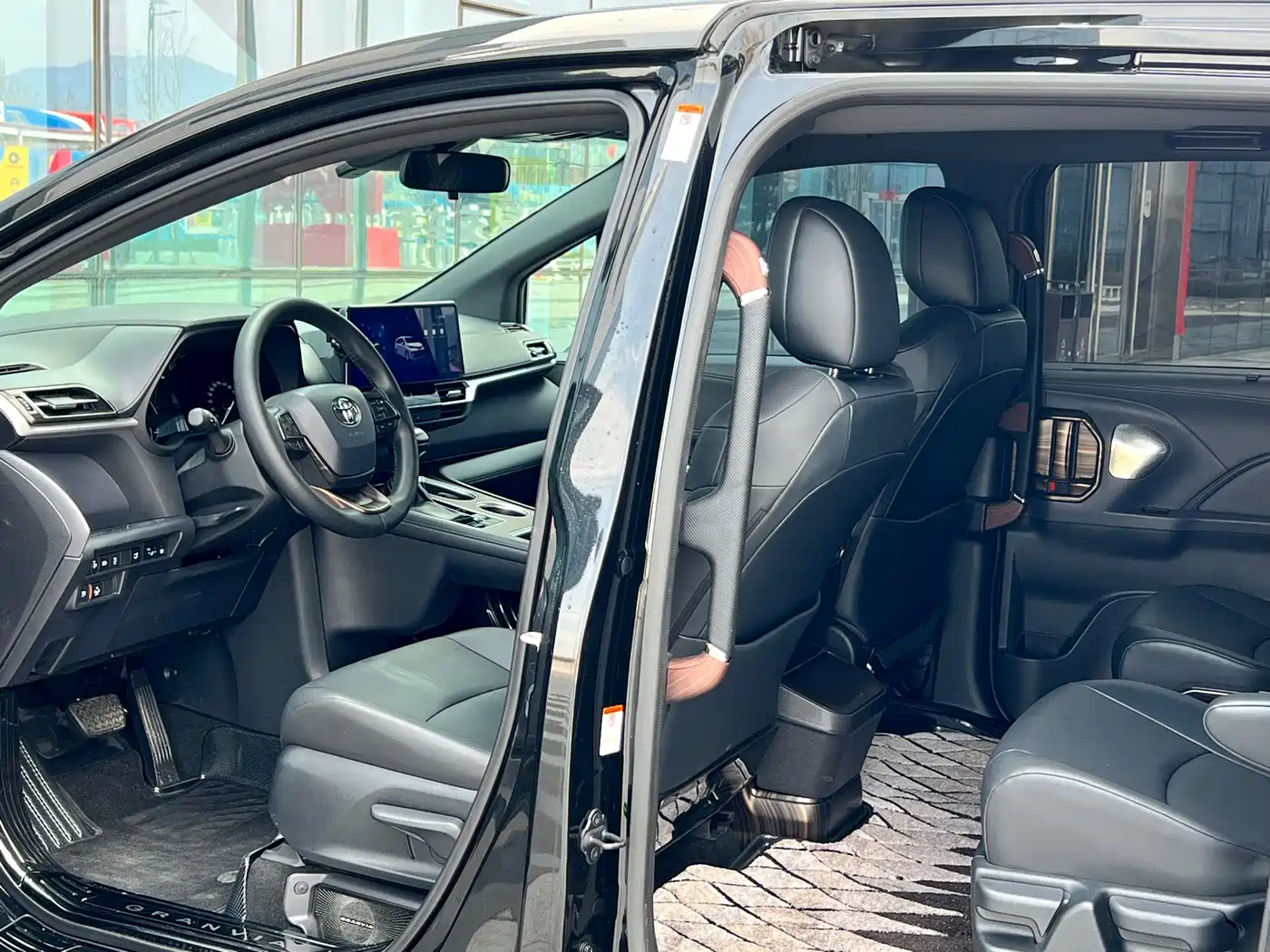 Toyota Granvia 2024 2.5L Hybrid Luxury фото 10