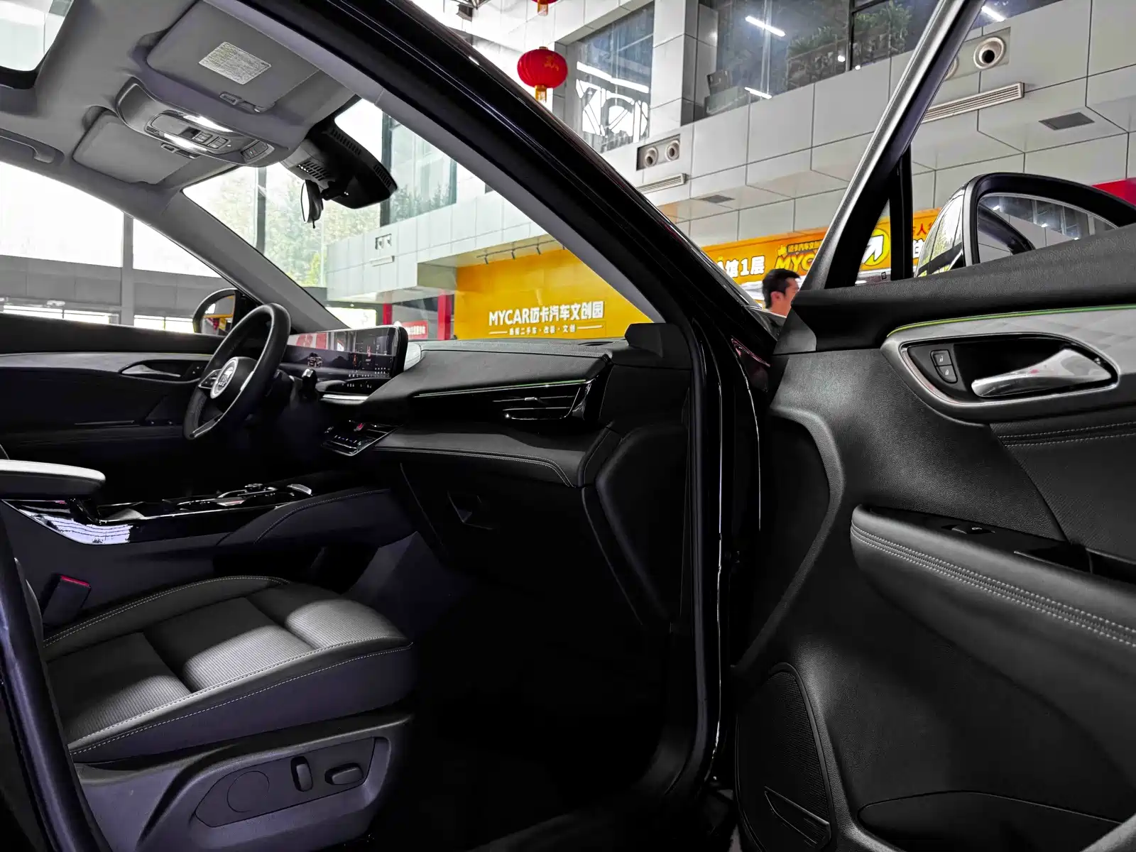Photo 19 - Buick Envision S
