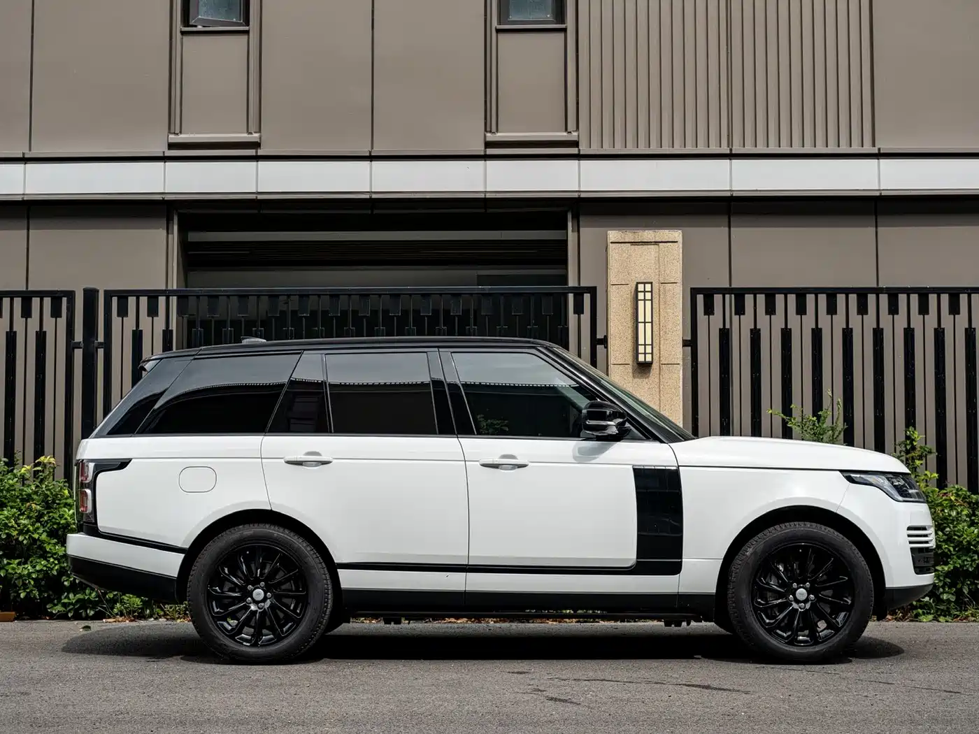 Land Rover Range Rover 2020 3.0 L6 Heritage Edition фото 5