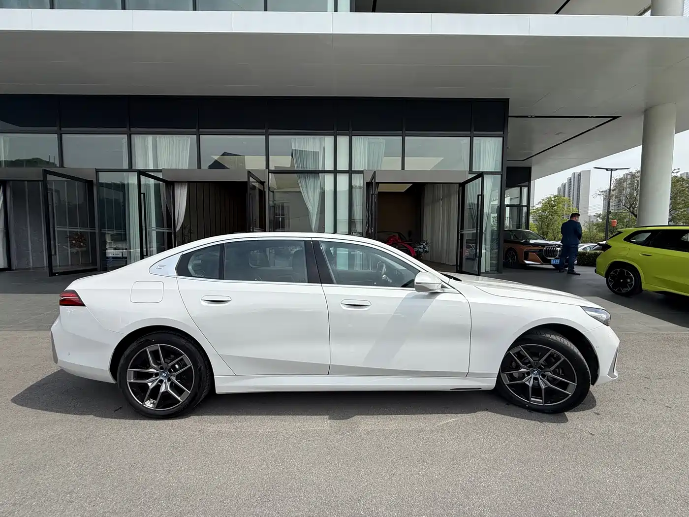 BMW i5 2025 eDrive 35L Luxury Package фото 3