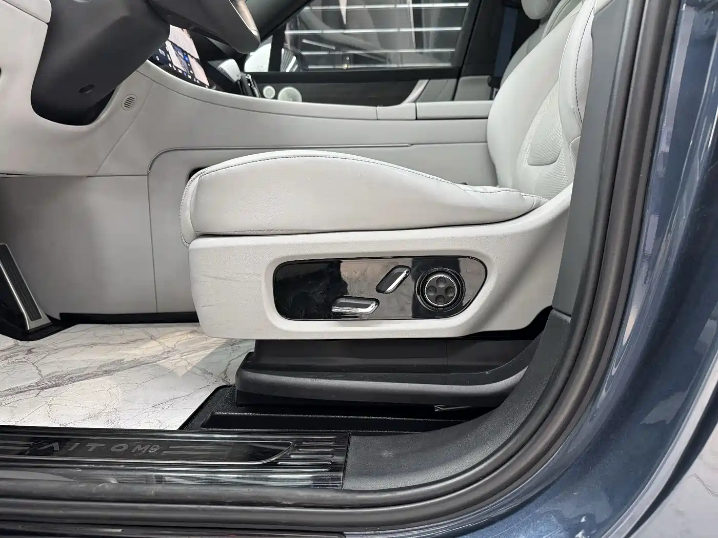 AITO Wenjie AITO M9 2024 Extended Range Ultra 42kWh 6-Seater фото 13