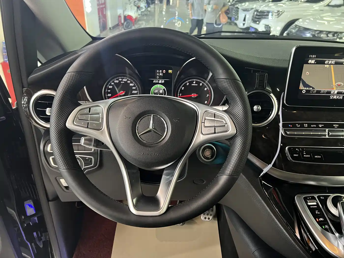 Mercedes-Benz V-Class 2017 Model V 260 L Premium Extended Edition фото 7