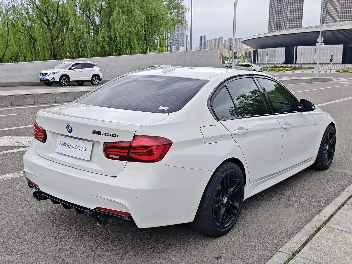 BMW 3 Series 2019 320i M Sport Black Night Edition фото 4