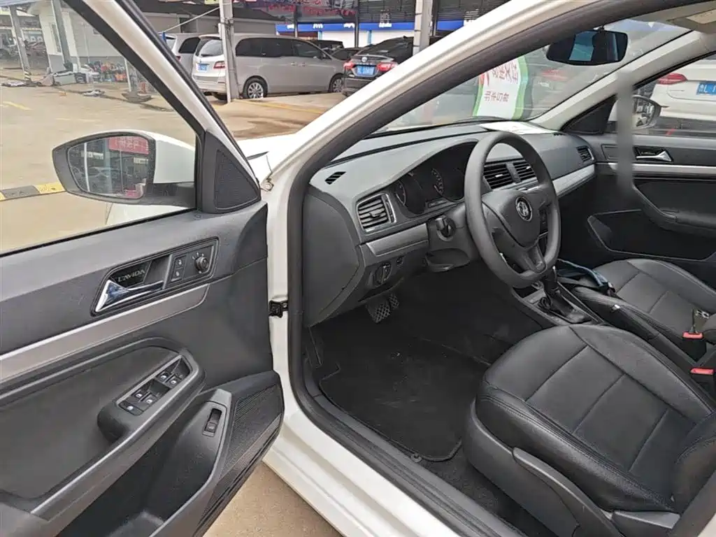 Volkswagen Lavida 2015 1.6L Automatic Trend Edition фото 16
