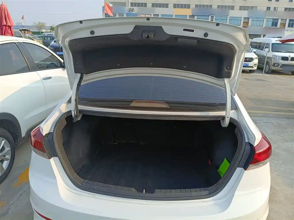 Hyundai Elantra 2016 Model 1.6L Automatic Smart Elite фото 19