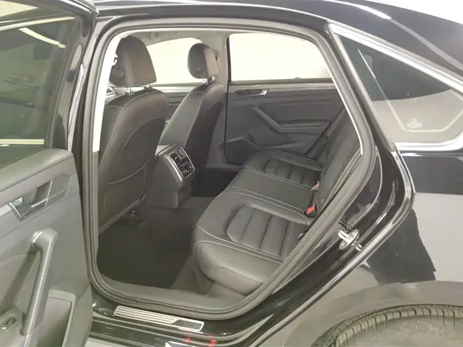 Volkswagen Passat 2017 330TSI DSG Prestige фото 11