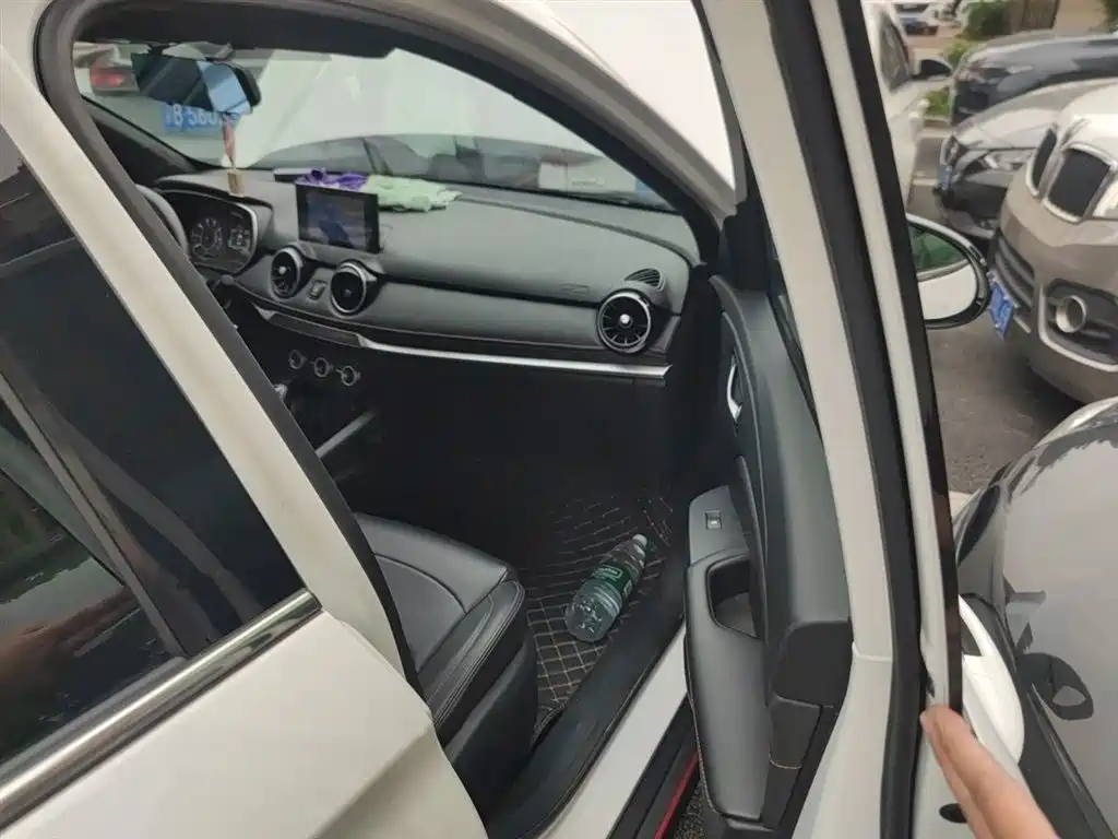 Dongfeng Fengguang Fengon 500 2022 2022 1.5L CVT Enjoyment Edition