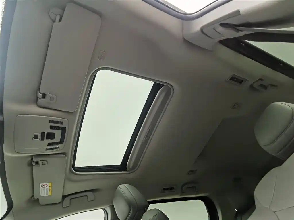 Toyota Granvia 2023 2.5L Hybrid Comfort Edition фото 14