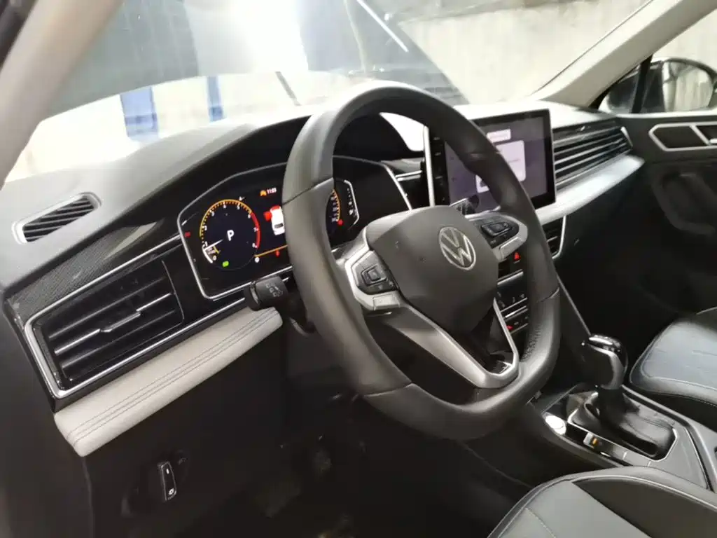 Фото 10 - Volkswagen Tiguan L