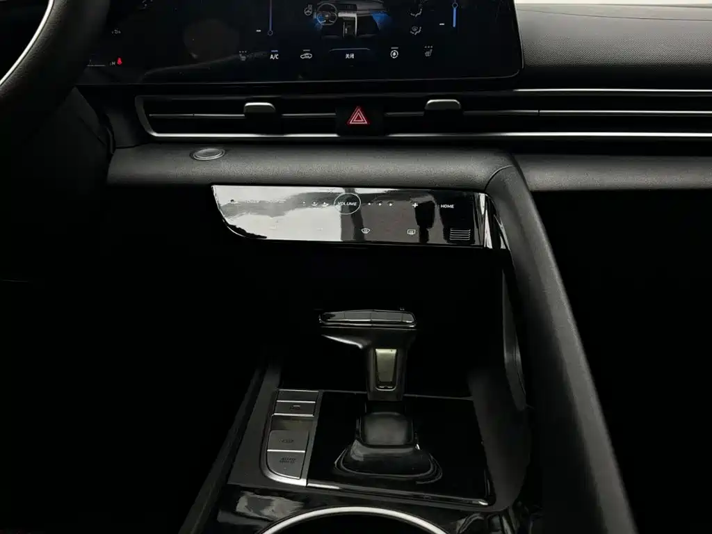 Hyundai Elantra 2021 1.5L CVT LUX Premium Edition фото 20