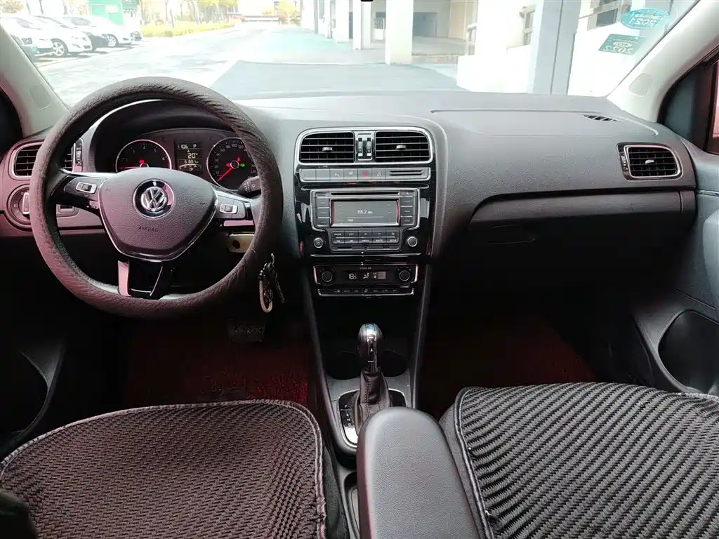 Volkswagen Polo 2016 1.6L Automatic Luxury фото 13