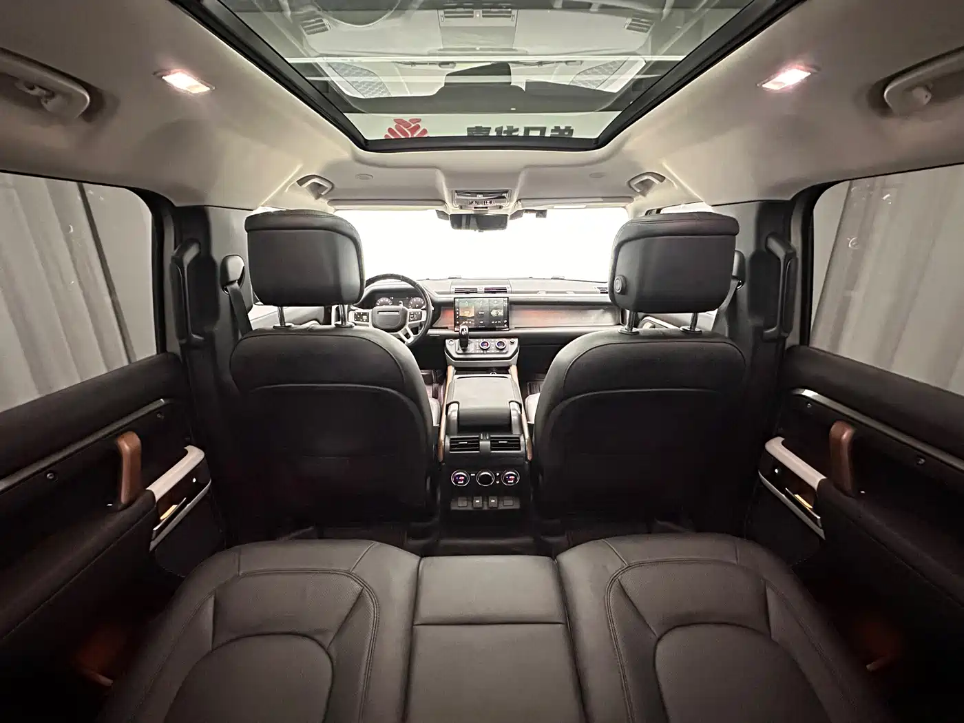 Land Rover Defender 2023 Model 110 3.0T P400 Dark Special Edition фото 48