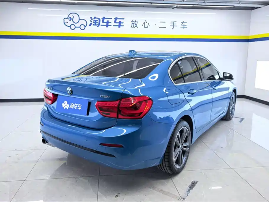 BMW 1 Series 2018 118i Sport Edition фото 3