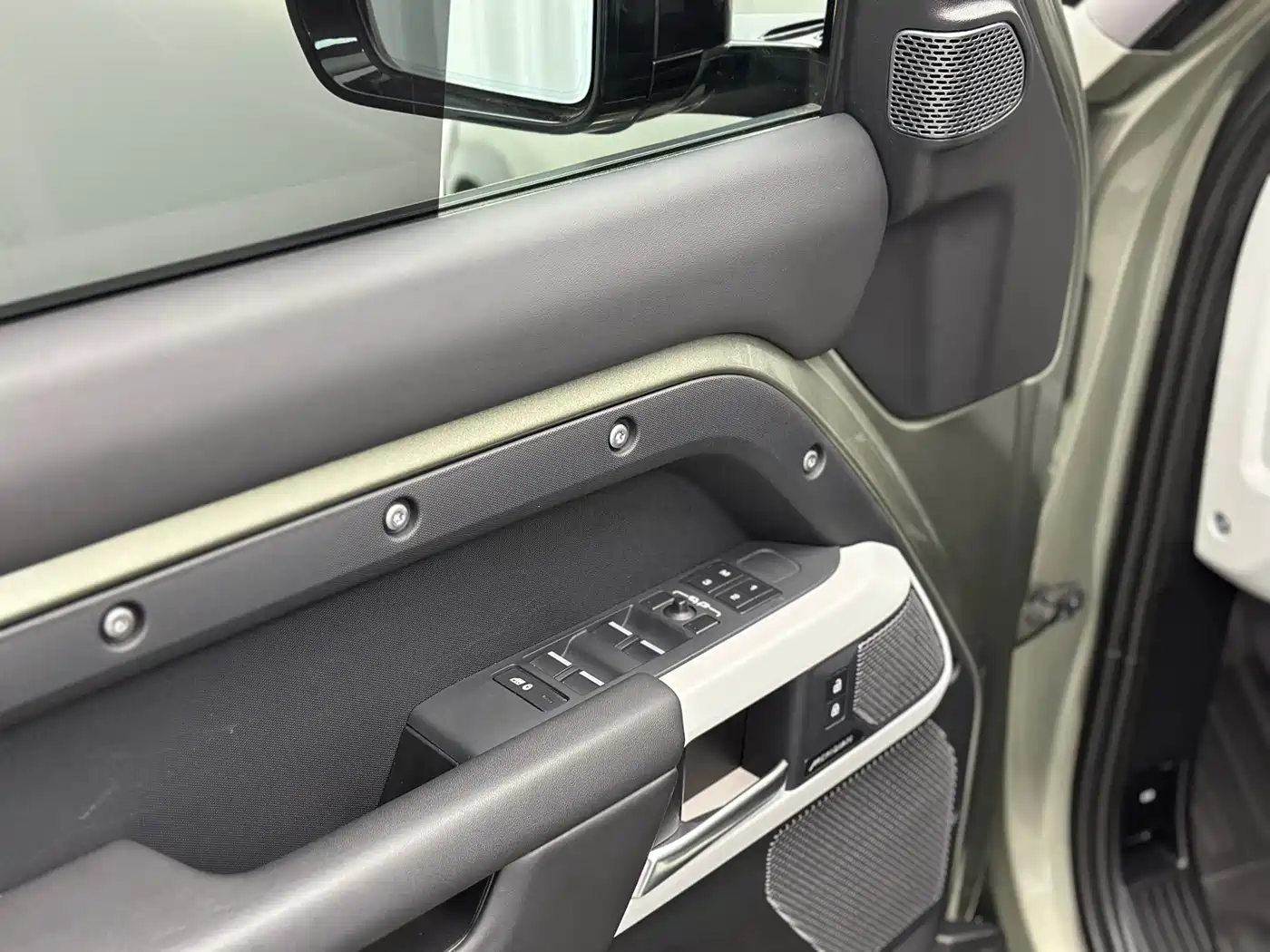 Land Rover Defender 2023 Model 110 3.0T P400 Dark Special Edition фото 23