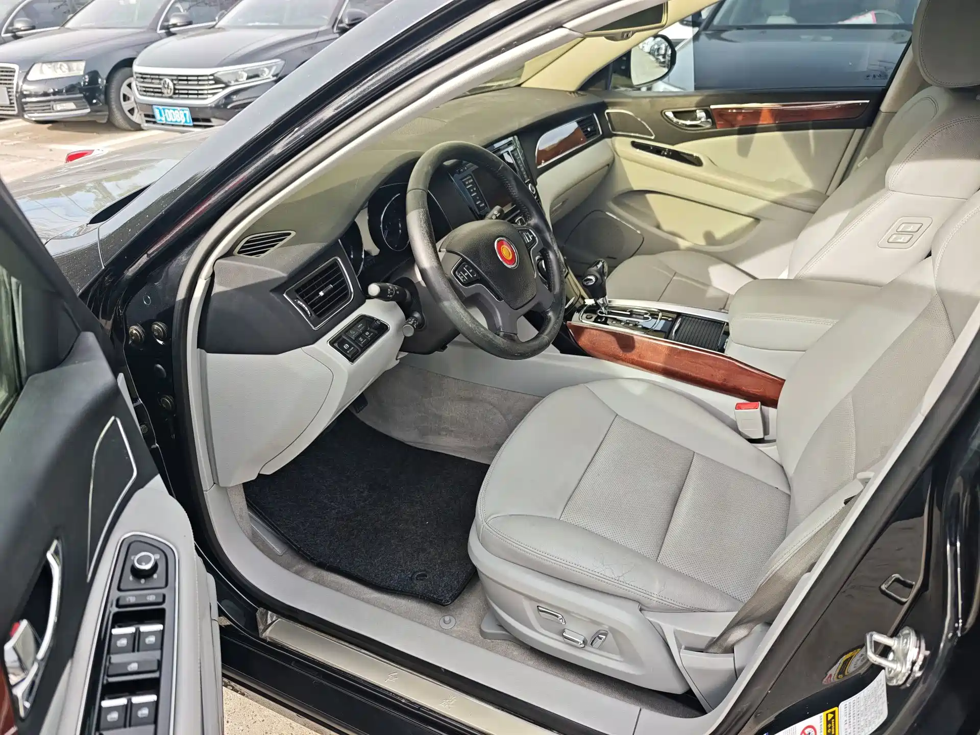 Фото 6 - Hongqi H7