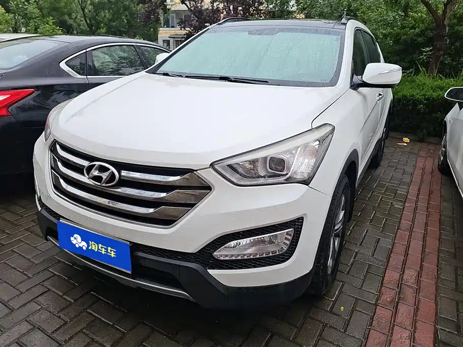Hyundai Santa Fe 2013 Model 2.4L Automatic 2WD Smart