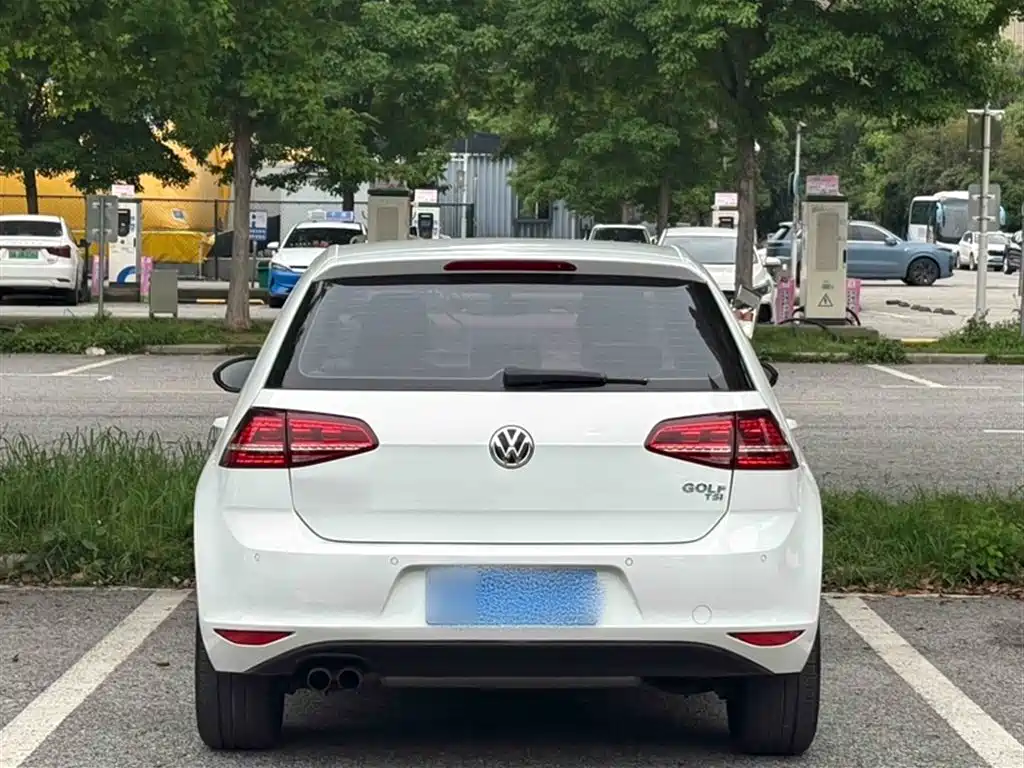 Volkswagen Golf 2017 230TSI Auto Luxury Millionth Anniversary Edition фото 19