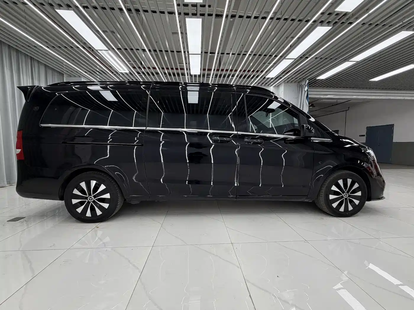 Mercedes-Benz Vito 2023 2.0T Business 7-Seater фото 3