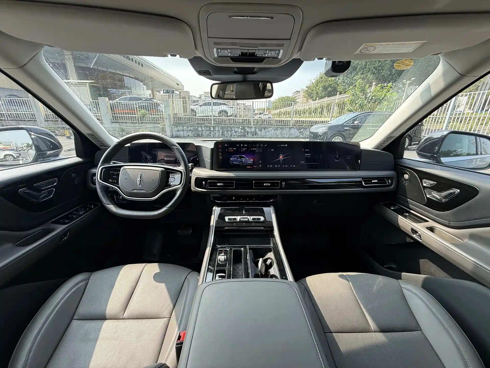 Photo 21 - Lincoln Aviator