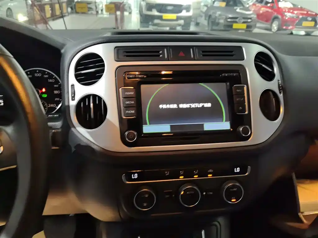 VOLKSWAGEN TIGUAN