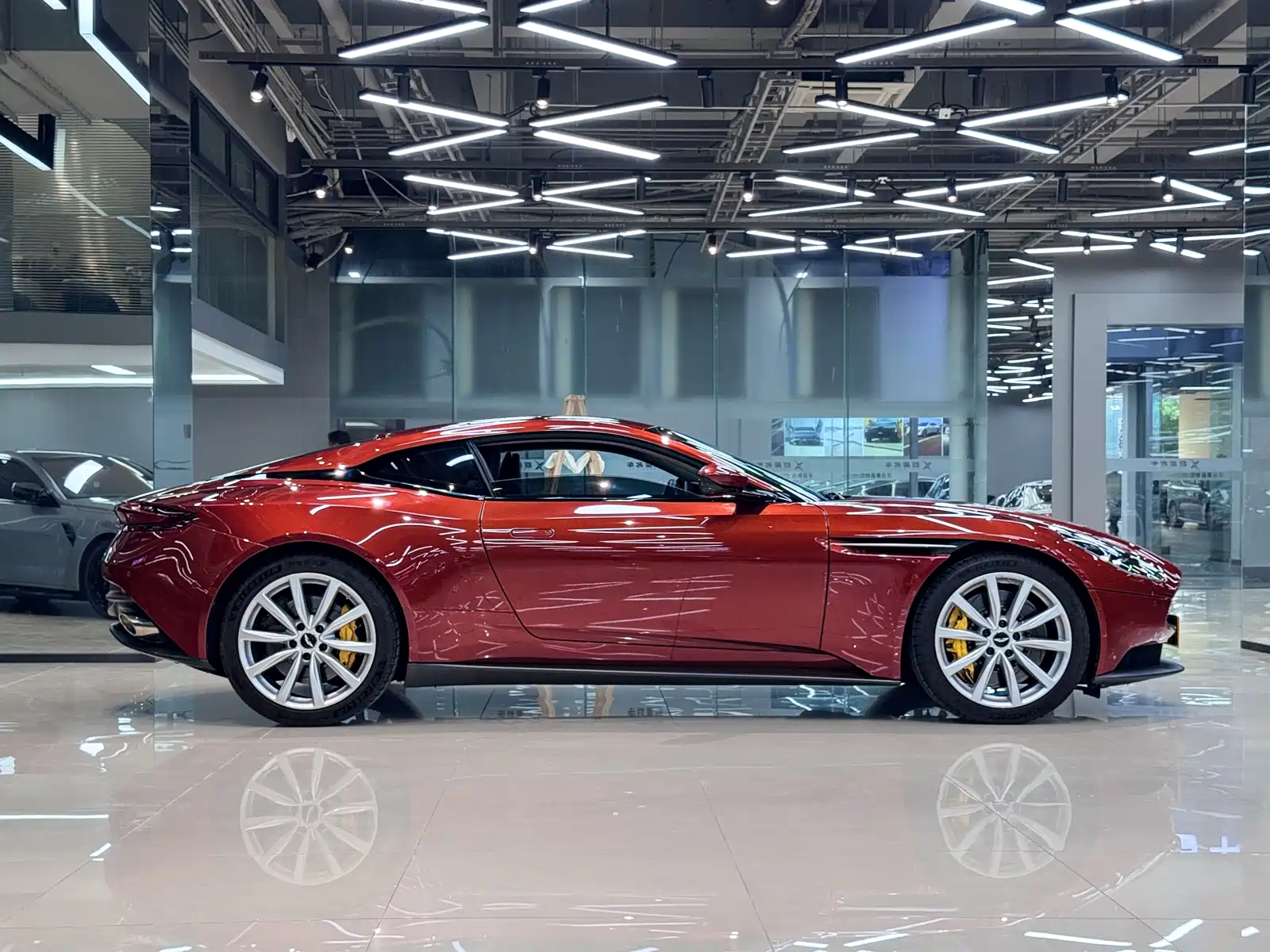 Фото 3 - Aston Martin DB11