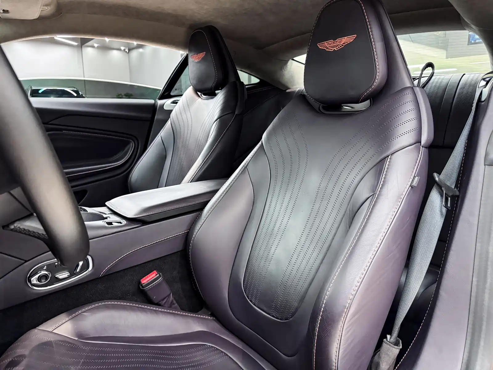 Фото 6 - Aston Martin DB11