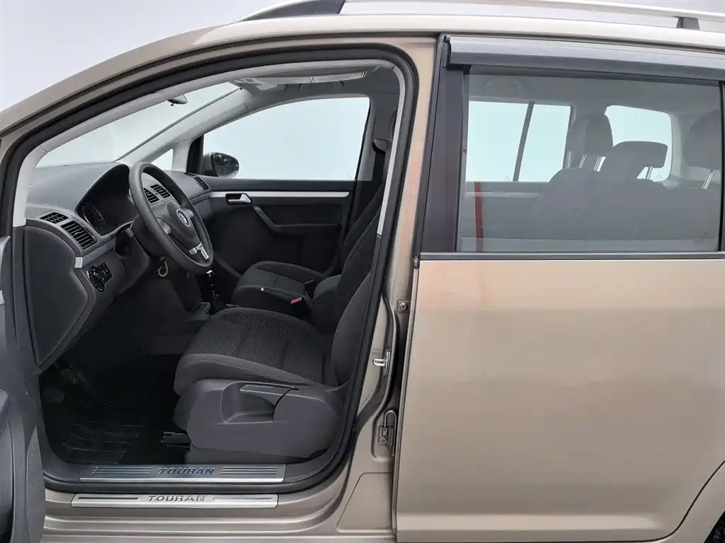 Volkswagen Touran 2015 1.4T Manual Trend Edition 5-seater фото 10