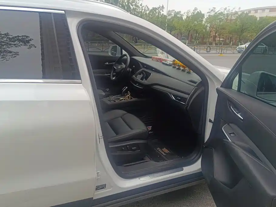 Photo 8 - Cadillac XT4