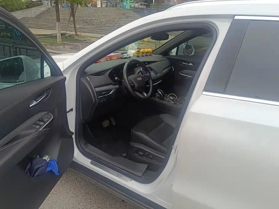 Photo 9 - Cadillac XT4