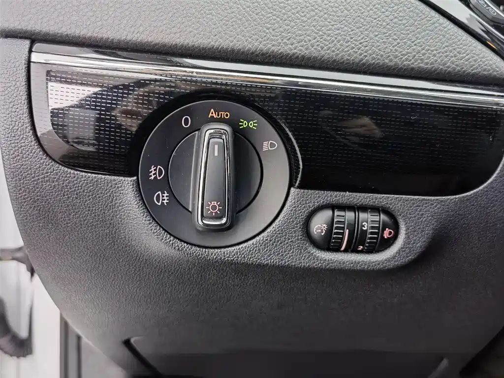 Volkswagen Sagitar 2018 280TSI DSG Luxury фото 21