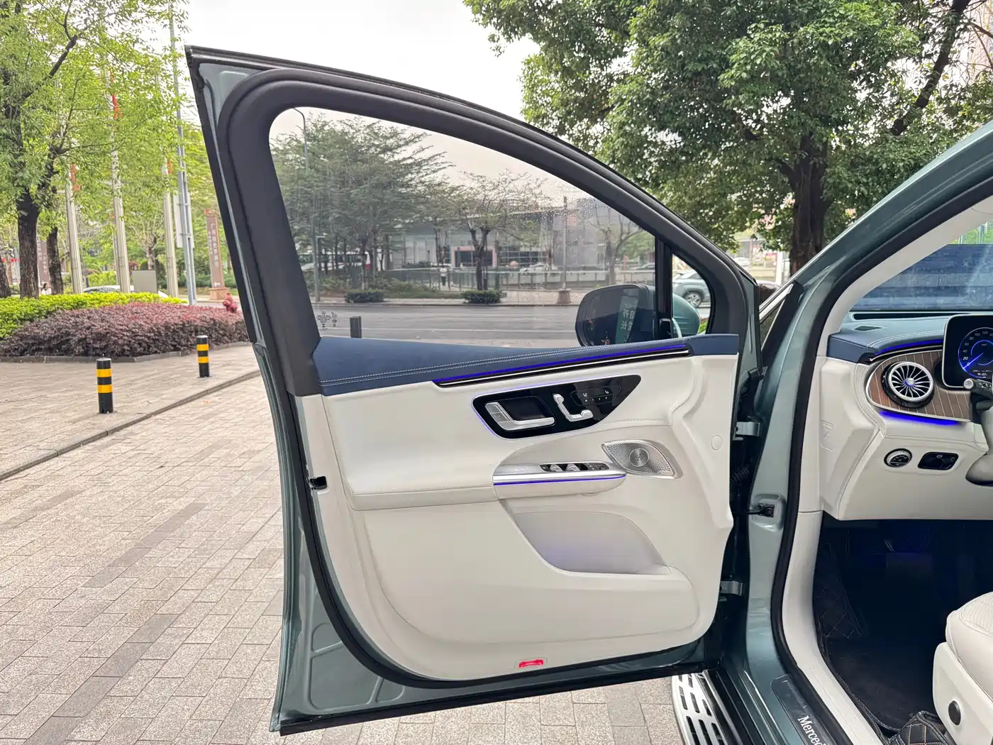 MERCEDES-BENZ EQE SUV