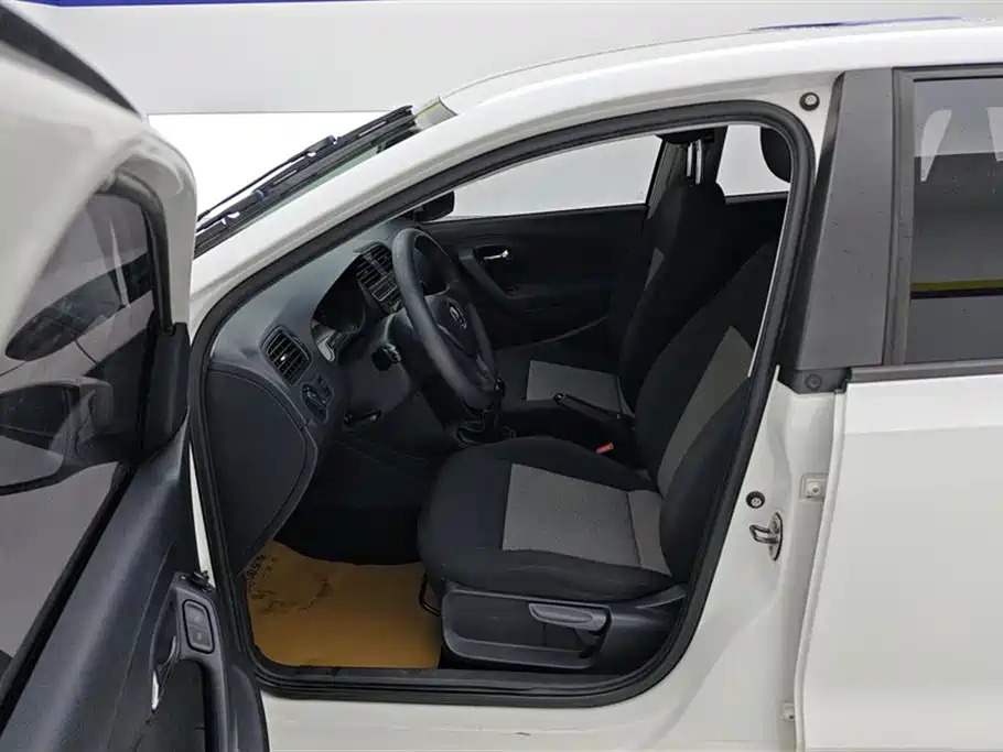Volkswagen Polo 2014 1.4L Manual Trend Edition фото 9